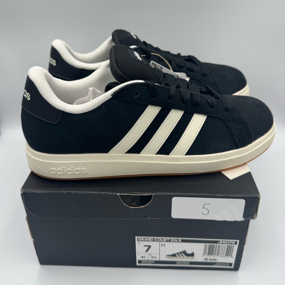 Adidas grand court 00s 8.5women’s Black and Cream Sneakers